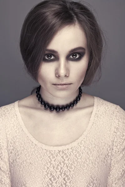 Κορίτσι με smokey μακιγιάζ και μαύρα μαργαριτάρια — Φωτογραφία Αρχείου