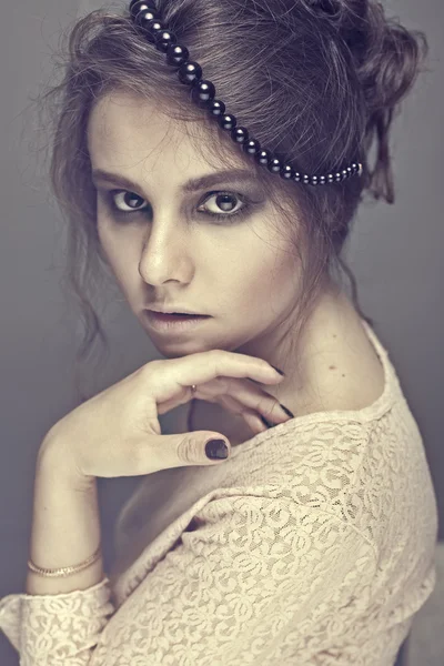 Romantik bir saç modeli olan bir kız portresi — Stok fotoğraf