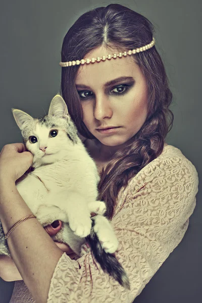 Привлекательная девушка с котом в руках — стоковое фото
