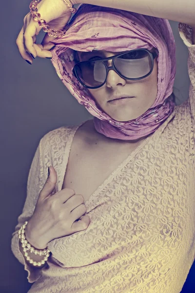 Retrato de moda de jovem menina bonita usando óculos de sol — Fotografia de Stock