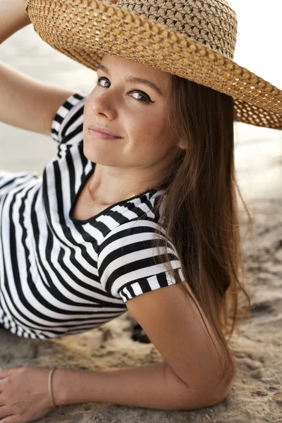 Sexy meisje op het strand — Stockfoto