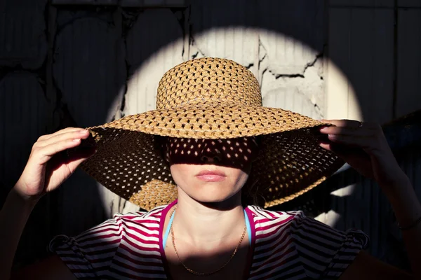 Menina bonita com um chapéu — Fotografia de Stock