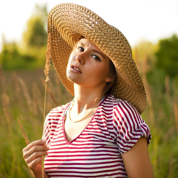 Retrato de uma mulher bonita em um campo — Fotografia de Stock