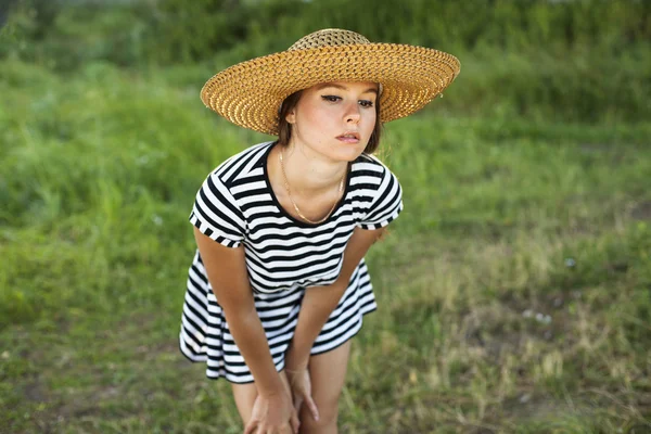 Porträtt av vacker flicka i fält — Stockfoto