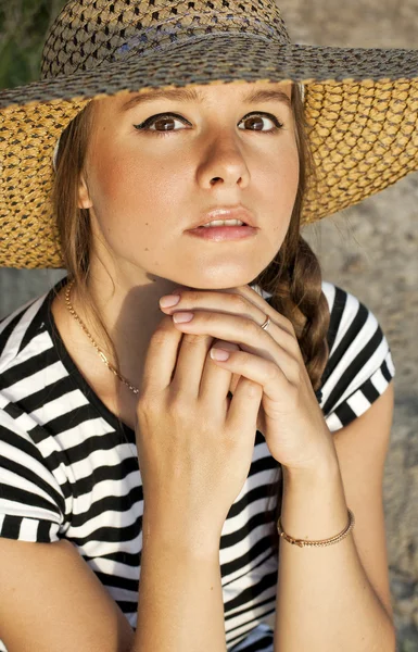 Closeup πορτρέτο του ένα χαριτωμένο νεαρή γυναίκα που φοράει καπέλο — Φωτογραφία Αρχείου