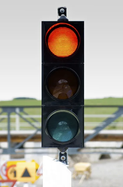 Сигнал светофора показывает желтый свет — стоковое фото