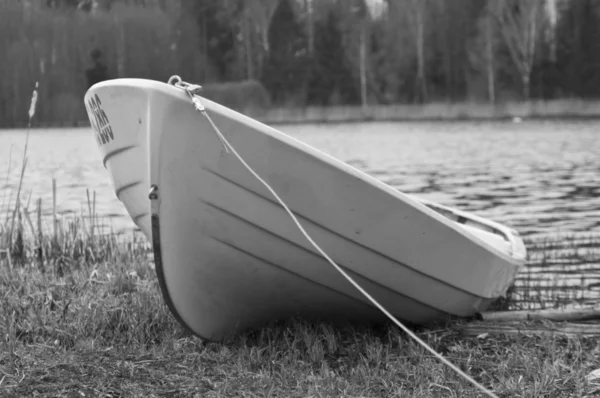 Biały czarny foto w łodzi na brzegu — Zdjęcie stockowe