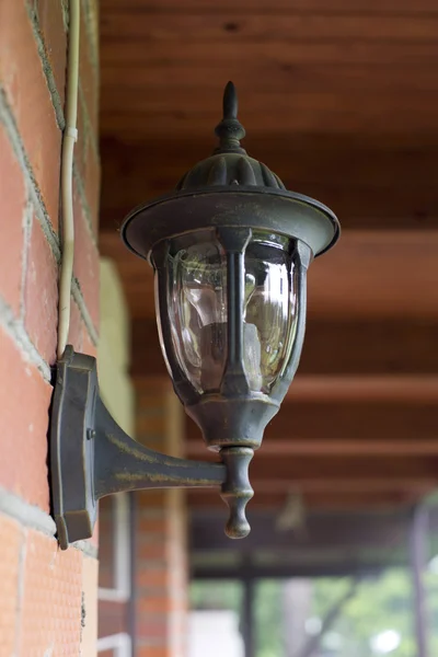 Lamp in retro stijl op de muur — Stockfoto
