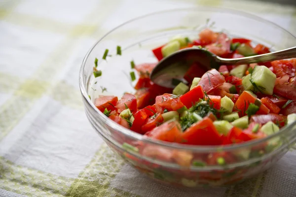 Os legumes são misturados para fazer salat — Fotografia de Stock