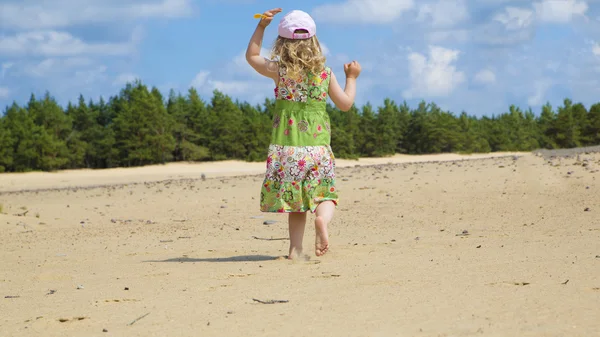 Girl spela i ren strand — Stockfoto
