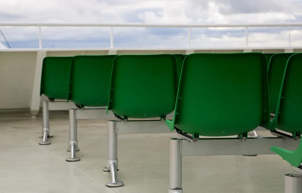 Места на палубе корабля зеленые. — стоковое фото