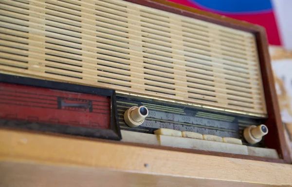 Old fashioned retro radio dusted on shelf — Stock Photo, Image