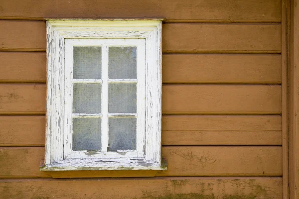 Leeftijd huis geschilderd venster met leeftijden gordijnen — Stockfoto