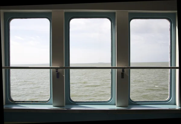 Porthole navio fazer ampla vista sobre o mar — Fotografia de Stock