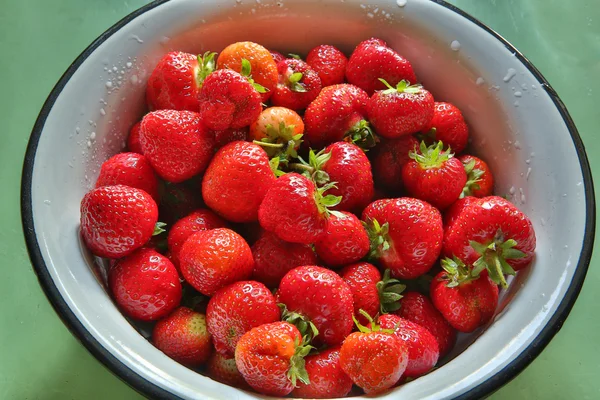 Frische Erdbeeren sind in einer runden Metallschale — Stockfoto