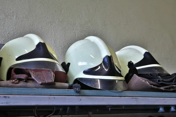 Witte vuur figters helmen heeft unieke helm — Stockfoto