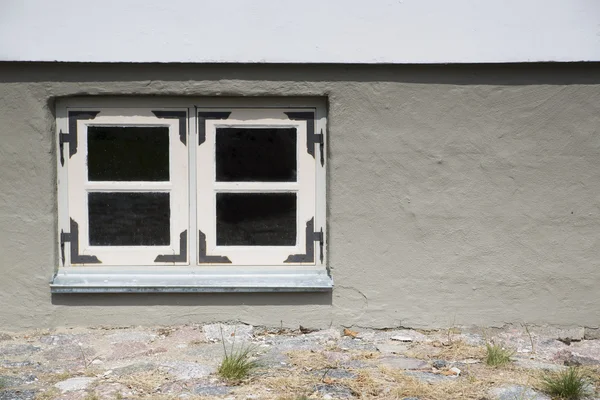 Casa de pedra com parede cheia e janela — Fotografia de Stock