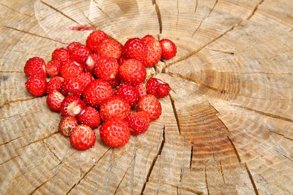 Άγριες φράουλες είναι σχετικά stup φαίνεται νόστιμο — Φωτογραφία Αρχείου