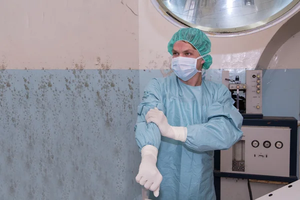Cirurgião prepara suas roupas antes de vir cirurgia — Fotografia de Stock