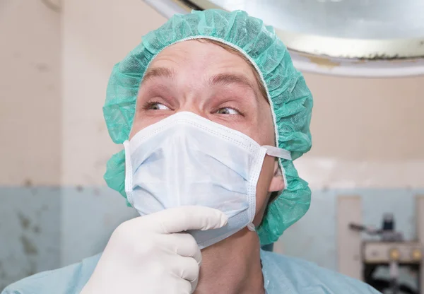 O cirurgião está a rir-se de uma piada. — Fotografia de Stock