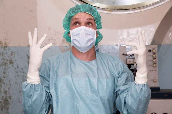 Kirurgen damned live innan kommande kirurgi — Stockfoto
