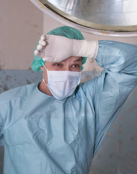 Хирург очень устал и спасает жизнь — стоковое фото