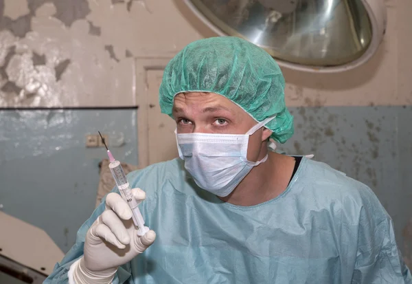 Хирург делает некоторые мысли перед предстоящей операцией — стоковое фото