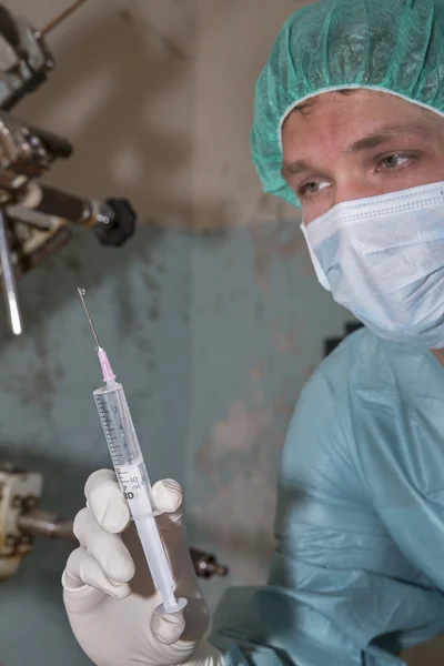 Chirurg připravit make injekce před nadcházející chirurgie — Stock fotografie
