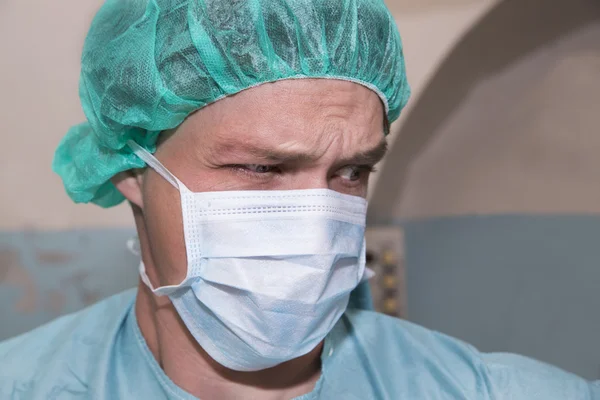 Хирург серьезно думает о предстоящей операции — стоковое фото