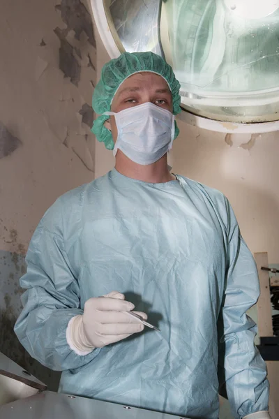 Хирург стоит очень спокойно перед операцией — стоковое фото