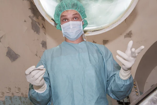 Cirurgião perguntar câmera homem antes de vir cirurgia — Fotografia de Stock