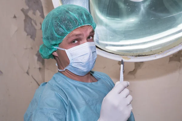 Chirurg Ukázat řezný nástroj před nadcházející chirurgie — Stock fotografie