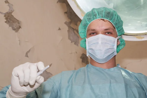 Cirurgião tem olhar sádico antes de vir cirurgia — Fotografia de Stock