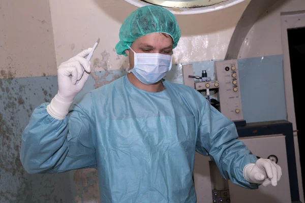Cirurgião prepara paciente cortado antes da cirurgia — Fotografia de Stock