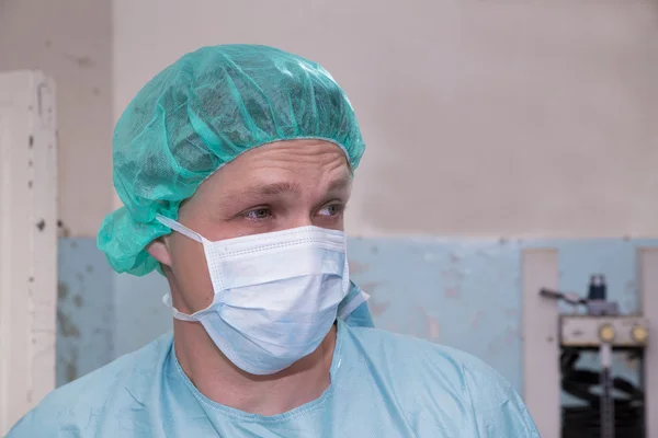 Хирург думает о предстоящей операции — стоковое фото