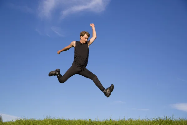 Человек, совершающий прыжок с одного места — стоковое фото