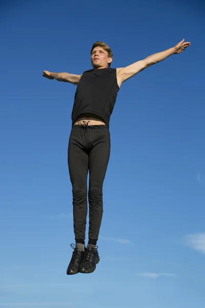 Человек прыгает высоко над землей — стоковое фото