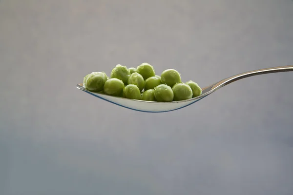 Ervilhas verdes estão prontas para comer — Fotografia de Stock