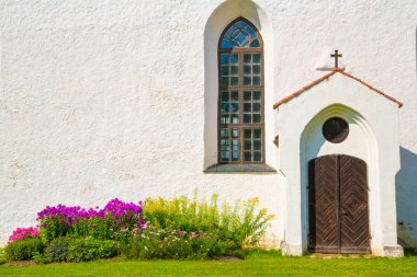 pencere ve kapı ile beyaz chirch duvar