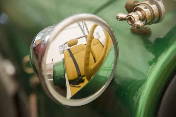 Зеркало, отражающее желтые сиденья автомобиля — стоковое фото