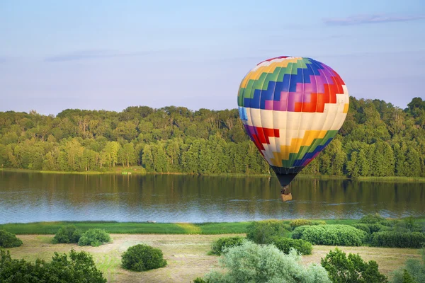 Maloval v barvách balónek létat — Stock fotografie