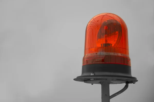 Farol vermelho sombreado no aviso da haste amarela — Fotografia de Stock