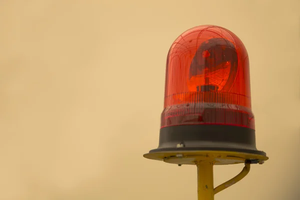 Червоний маяк на жовтому металевому стрижні попередження — стокове фото