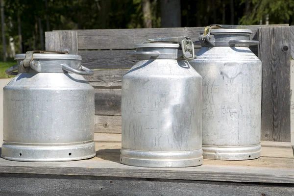 Três tamanhos diferentes latas no andaime — Fotografia de Stock