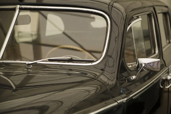 Вид на сиденье водителя ретро автомобиля в музее — стоковое фото