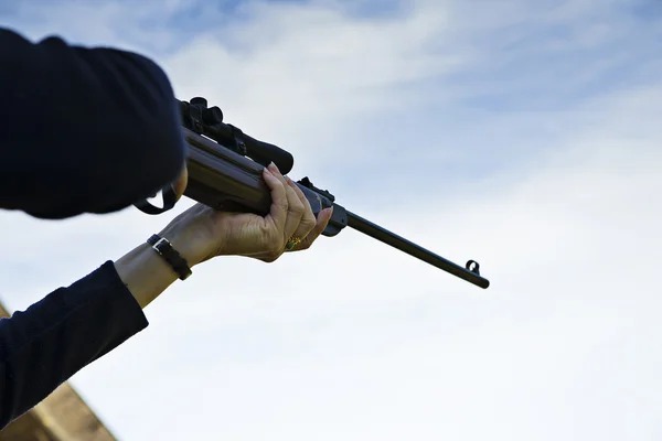Cecchino puntamento con arma a mano attraverso la vista — Foto Stock
