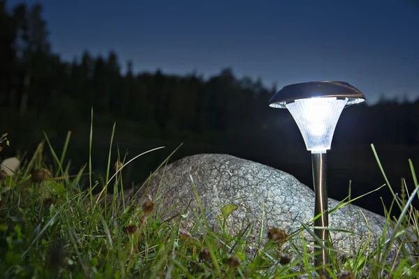 Lâmpada para uso externo fazendo luz — Fotografia de Stock