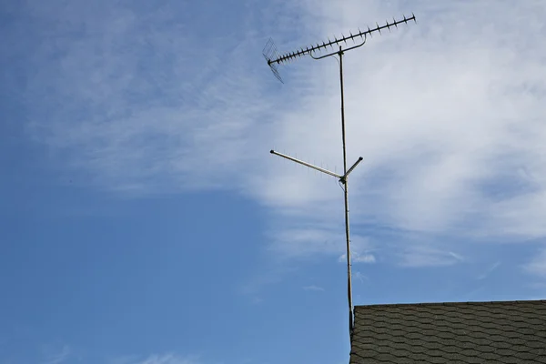 Antenna on the roof transmitting programs — Stock Photo, Image