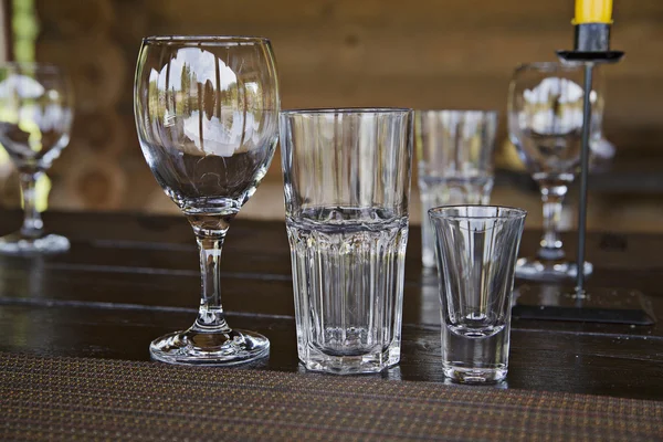 Lege glazen bekers staan op tafel — Stockfoto