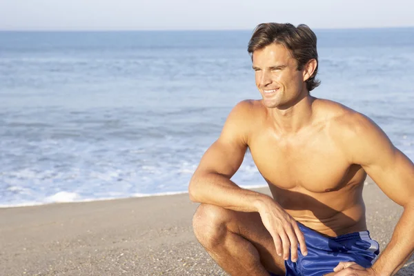 Plaj rahatlatıcı adam oturur — Stok fotoğraf